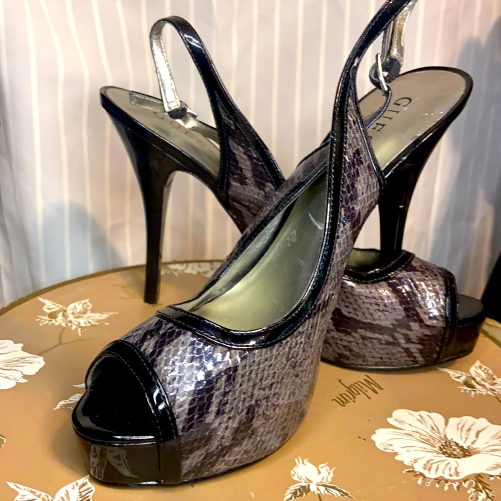 GUESS pumps